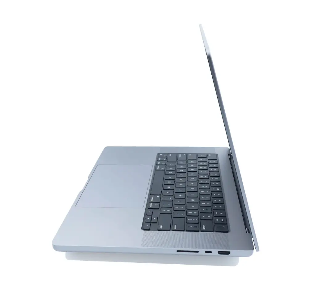 MacBook Pro 16 M1 Pro šonas1.webp